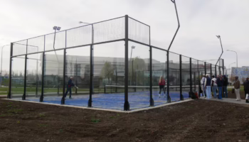 Теннисная площадка